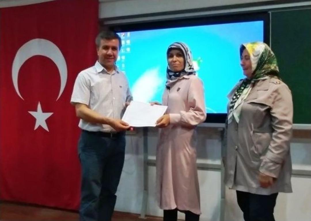 Pakmaya Anadolu Lisesinde 12-18 Yaş Aile Eğitimi Kursiyerlerine Sertifikaları T&ouml;renle Verildi