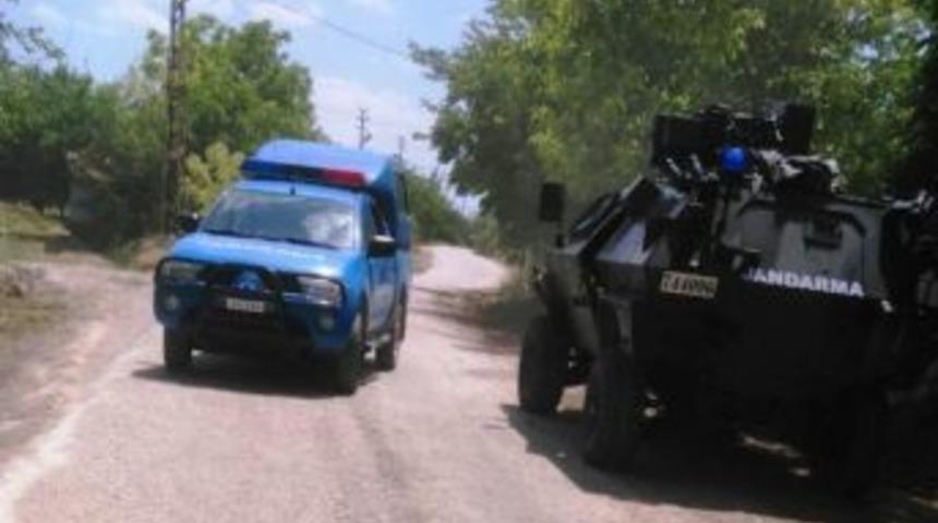 Evinin &Ouml;n&uuml;ne Asfalt D&ouml;kmeyen Belediye İş&ccedil;ilerine Ateş A&ccedil;tı