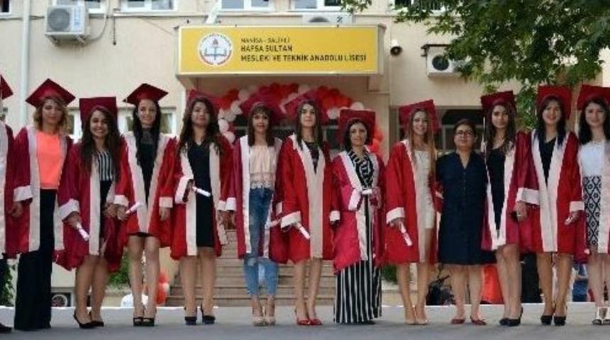 Salihli&rsquo;de 59 Yıllık Mezuniyet T&ouml;reni