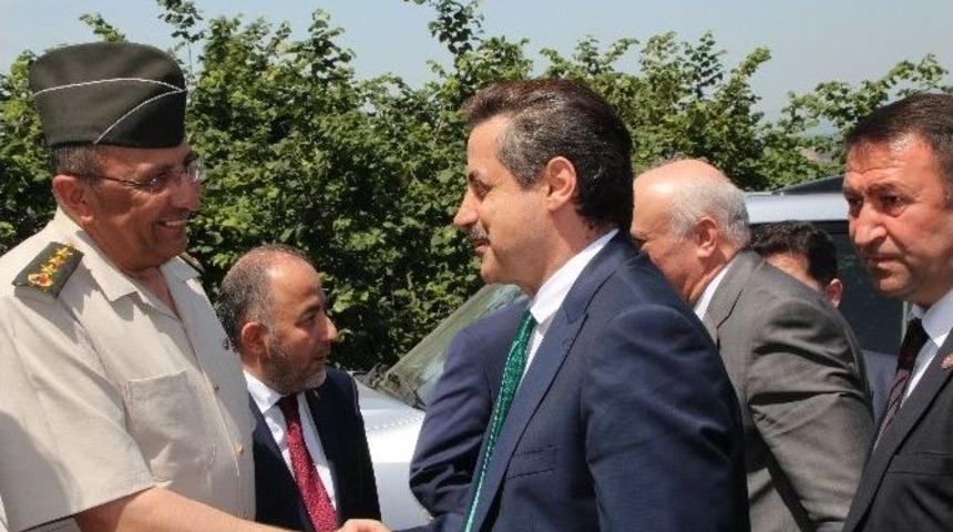 Bakan &Ccedil;elik Akrabasının Cenazesinde Kur&rsquo;an Okudu