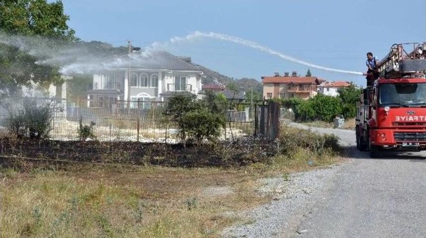 Ortaca&rsquo;da Yerleşim Alanında &Ccedil;ıkan Ot Yangını Korkuttu
