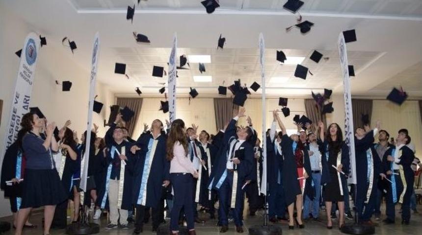 Esog&uuml; Sivrihisar Meslek Y&uuml;ksekokulu 2016 Mezunlarını Verdi