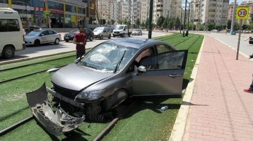 Otomobil Tramvay Yoluna Girdi: 2 Yaralı