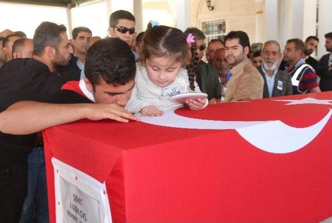 Şehidi 4 Yaşındaki Kızı &Ouml;perek Uğurladı