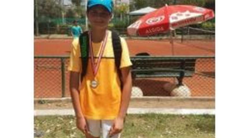 Zonguldak Tenis Deniz Spor Kul&uuml;b&uuml; Oyuncusu Umur Orhan İzmir&rsquo;de Birinci Oldu