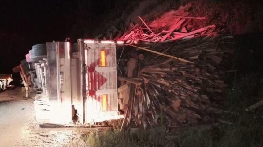 Kereste Y&uuml;kl&uuml; Tır Devrildi: 2 Yaralı