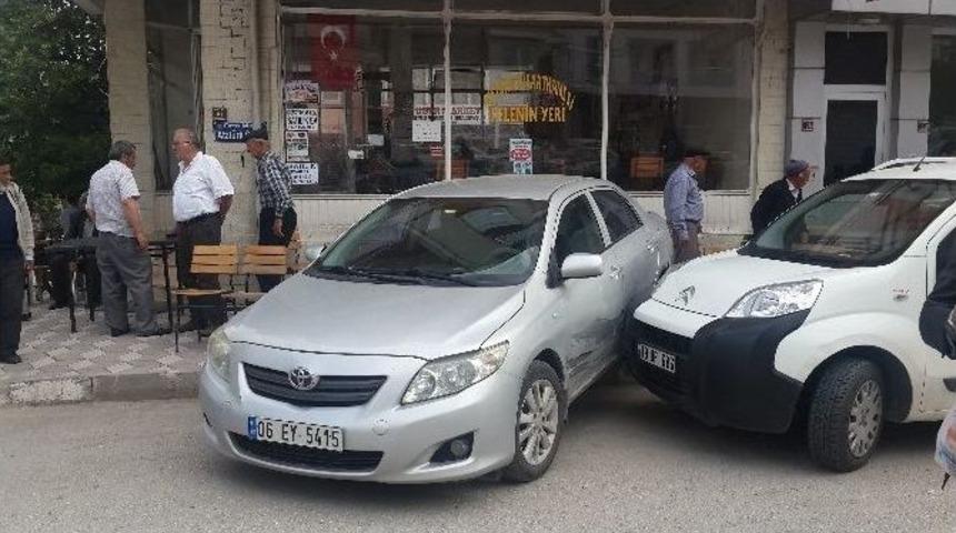 El Freni &Ccedil;ekilmeyen Otomobil Kahvehane &Ouml;n&uuml;nde Oturanlara &Ccedil;arptı