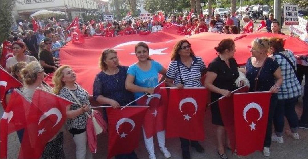 Mersin&rsquo;de Şehitlere Saygı Y&uuml;r&uuml;y&uuml;ş&uuml;