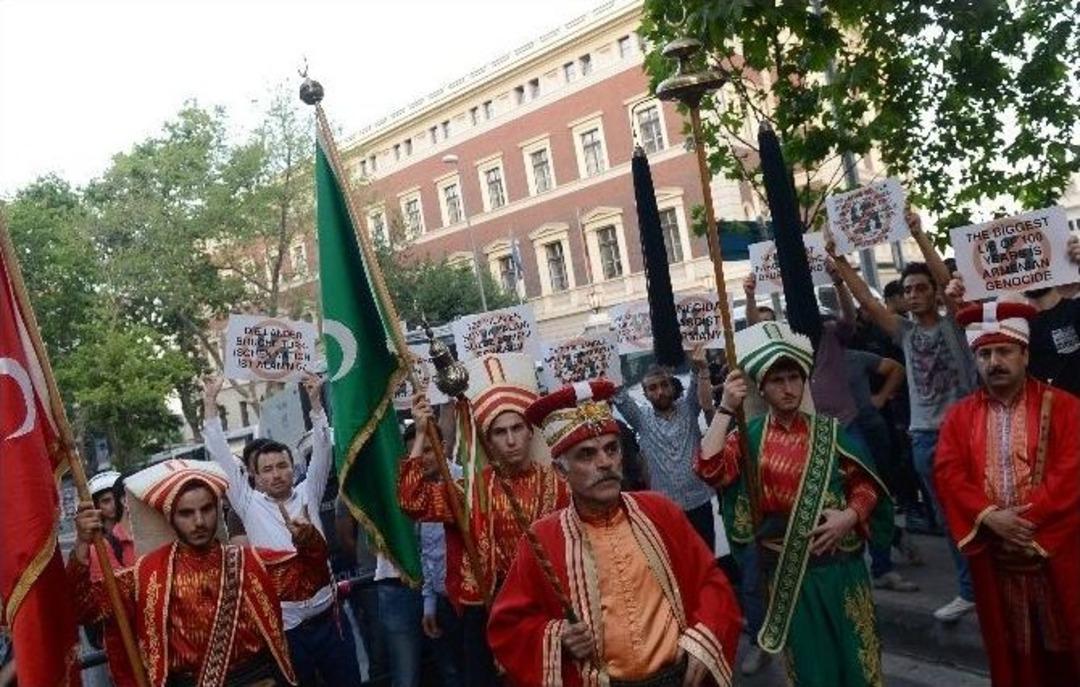 Almanya Konsolosluğu &Ouml;n&uuml;nde &ldquo;mehteranlı&rdquo; Soykırım Protestosu