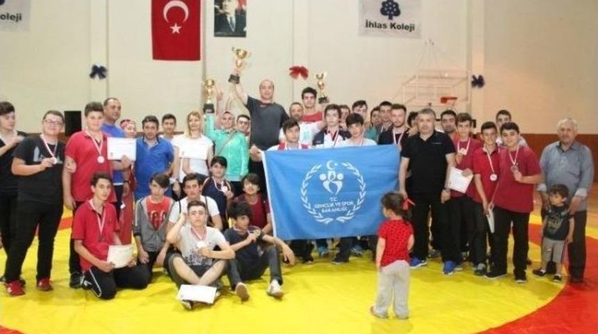 Fetih Kupası&rsquo;nda İhlas Koleji G&uuml;reş Takımı Fırtına Gibi Esti