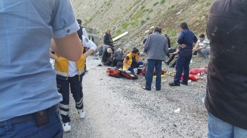 &Ccedil;ankırı&rsquo;da Yolcu Otob&uuml;s&uuml; Devrildi: 24 Yaralı