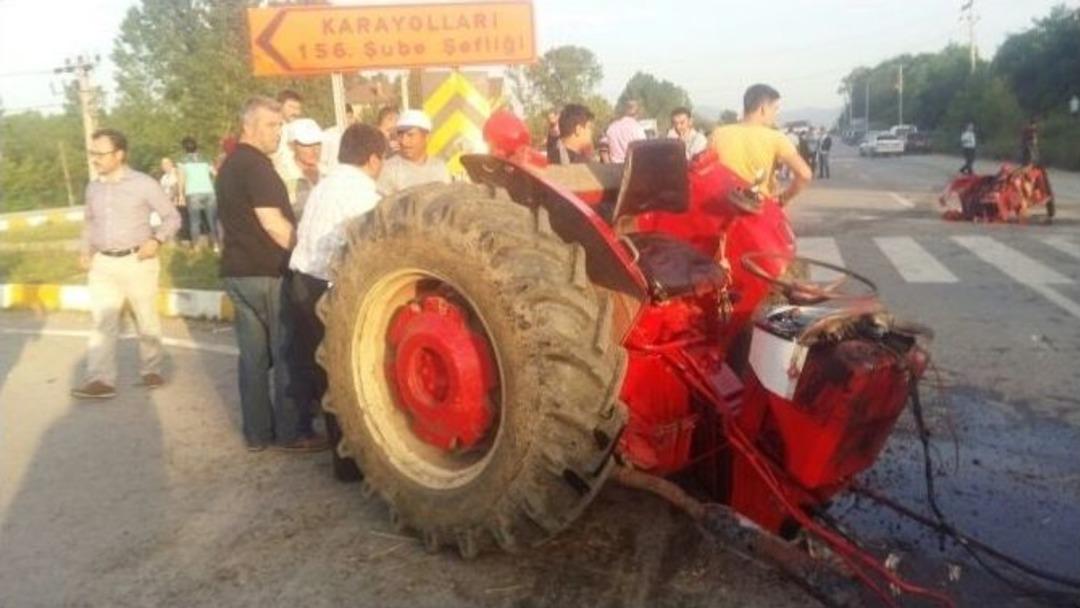 Otomobille &Ccedil;arpışan Trakt&ouml;r İkiye Ayrıldı: 3 Yaralı