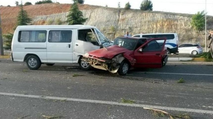 Uşak’ta 4 Araç Birbirine Girdi; 7 Yaralı