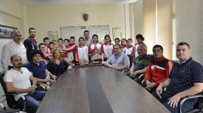 Adanalı Y&uuml;z&uuml;c&uuml;ler 8 Altın 5 G&uuml;m&uuml;ş 3 Bronz Madalya Kazandı