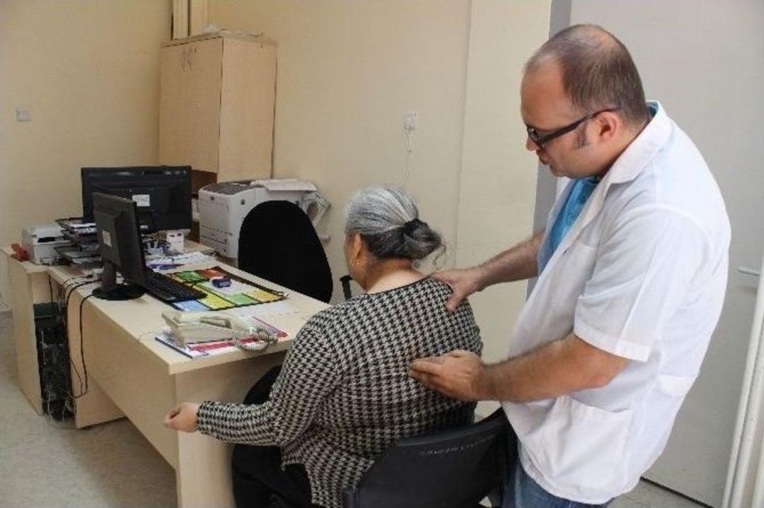 Koltuk Değneğiyle Şifa Dağıtıyor, G&ouml;ren &ldquo;ge&ccedil;miş Olsun Doktor Bey&rdquo; Diyor