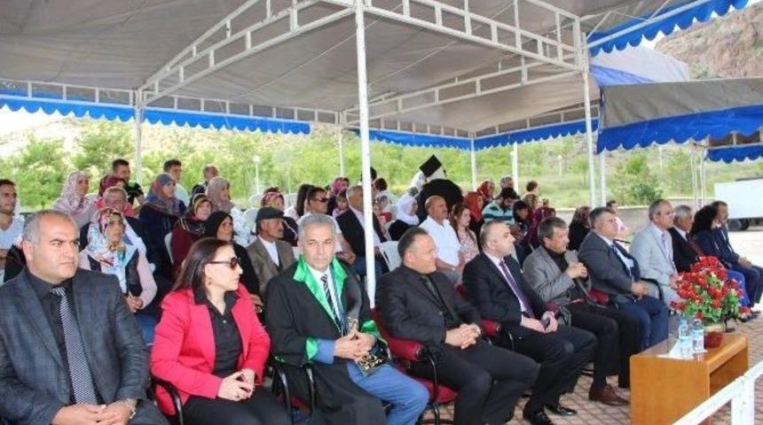 Oltu Meslek Y&uuml;ksek Okulu&rsquo;nda Mezuniyet Coşkusu