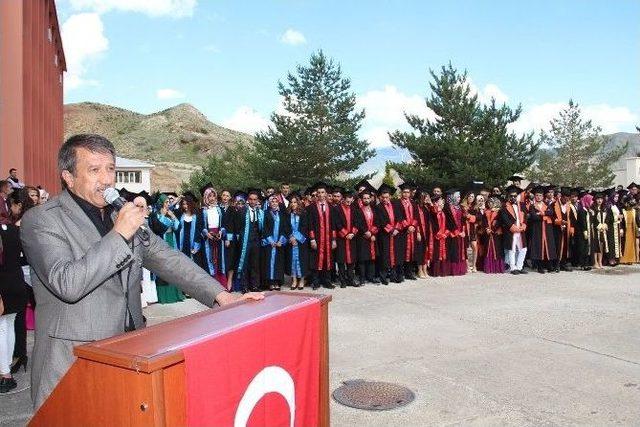 Oltu Meslek Yüksek Okulu’nda Mezuniyet Coşkusu