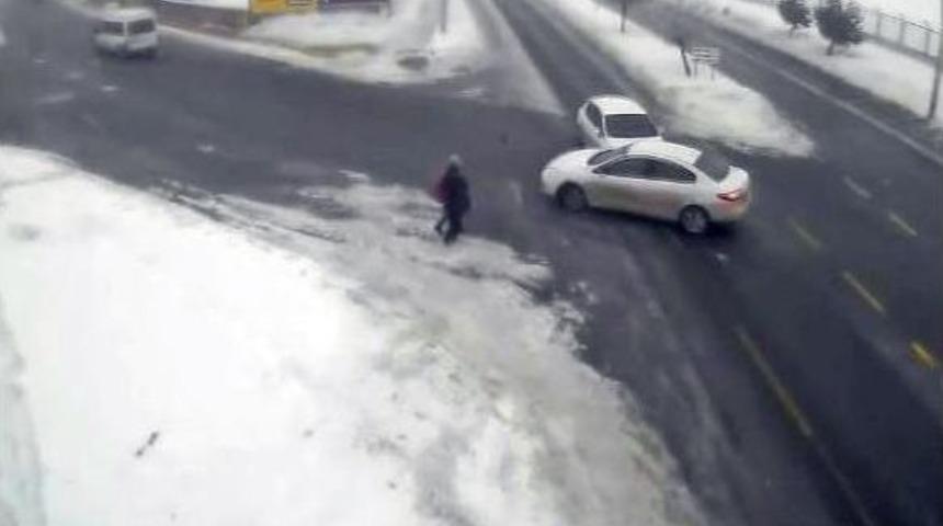 Ağrı&rsquo;da İlgin&ccedil; Kazalar Mobese Kameralarına Yansıdı