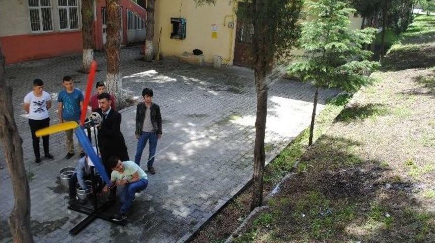 &Uuml;niversitelilerden R&uuml;zgar Enerjisiyle &Ccedil;alışan Su Pompası