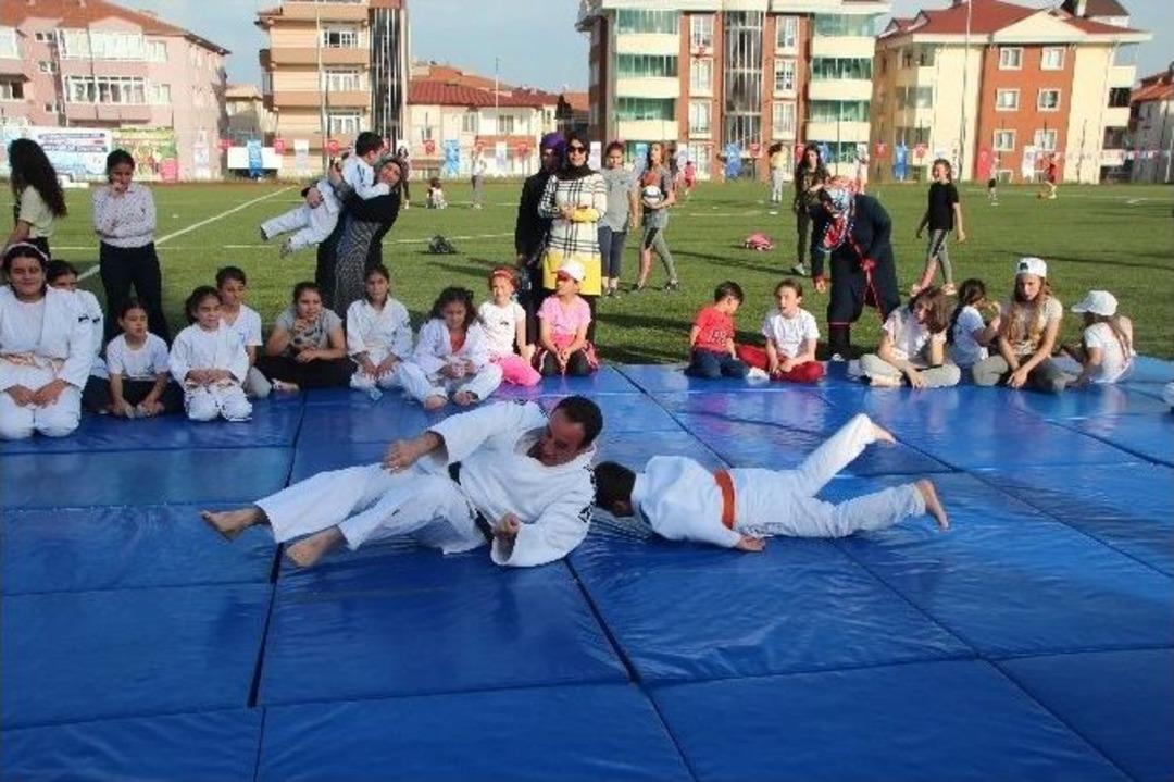 Babalarını Yerden Yere Vurdular