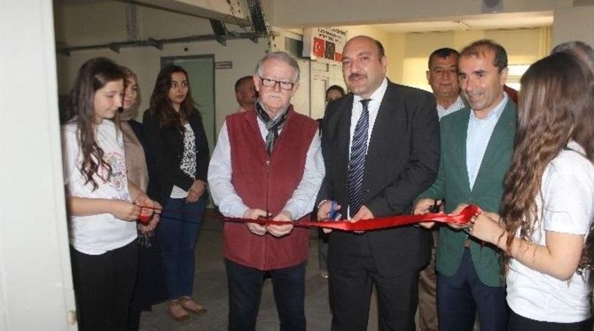 Hayırsever Araştırmacı Yazar İşcan 75. Anadolu Lisesine Yeni K&uuml;t&uuml;phane Kazandırdı