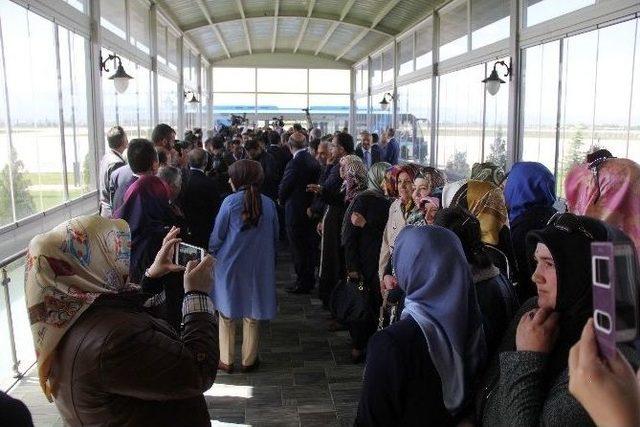 Sağlık Bakanı Akdağ’a Memleketi Erzurum’da ’efsane Geri Döndü’ Pankartıyla Karşılandı