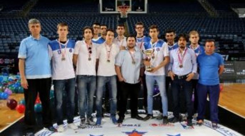 Şampiyon İhlas Koleji Kupasını Aldı