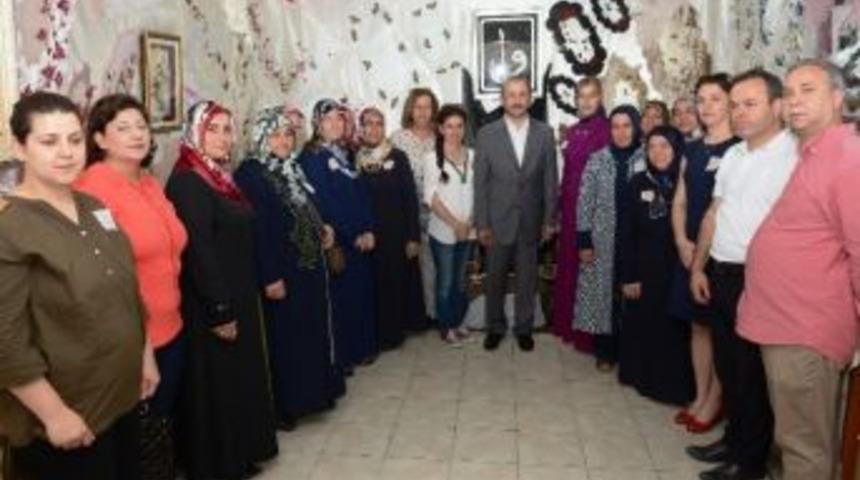 İzmek Yılsonu Sergileri Devam Ediyor