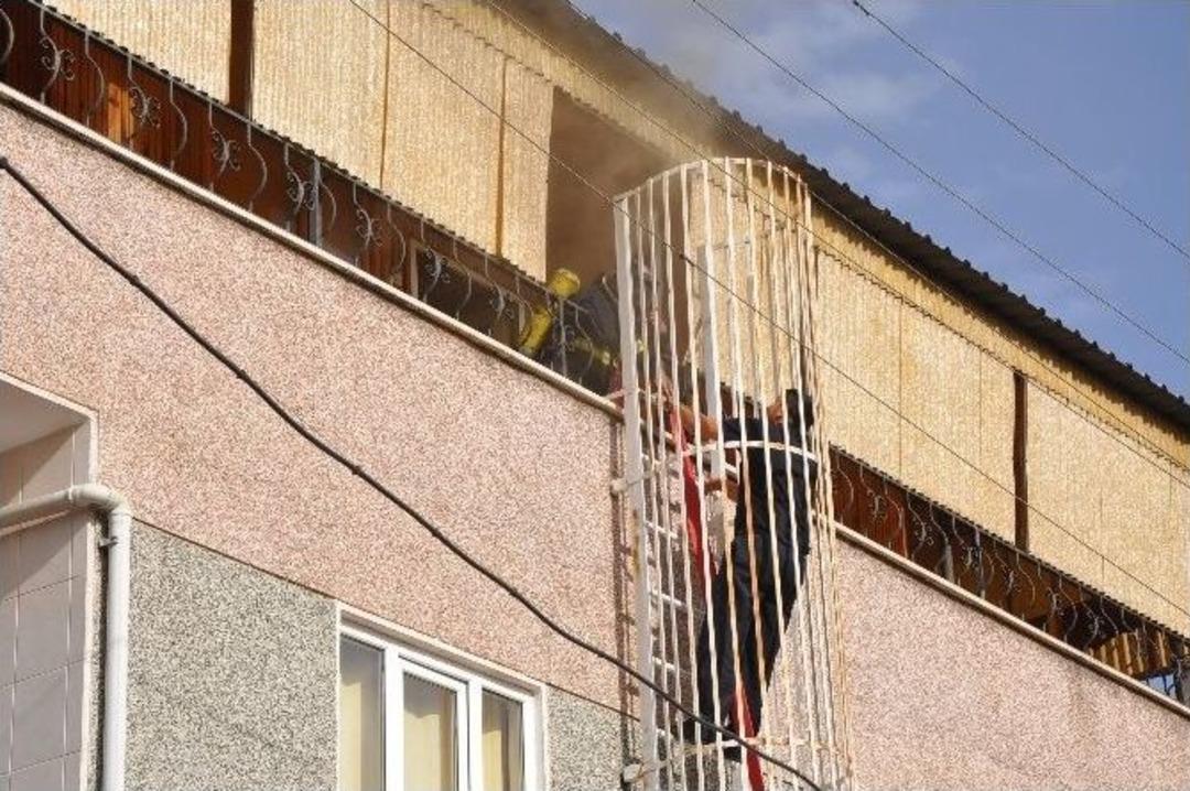 Kız &Ouml;ğrenci Yurdunda Yangın