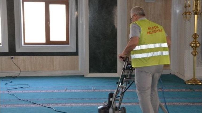 Bilecik&rsquo;te Camiler G&uuml;l Suyu İle Temizleniyor