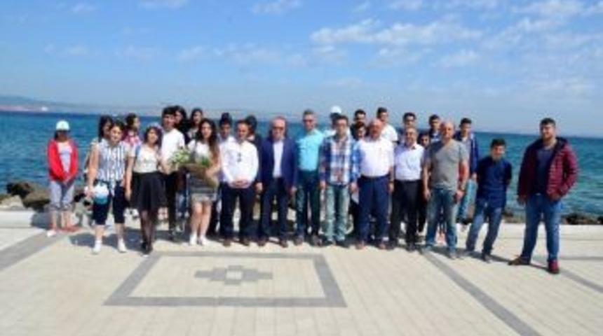 Misafir &Ouml;ğrencilere Şehitlik Turu