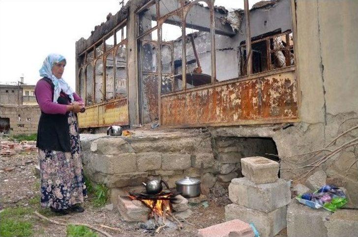 Evsiz Kalan Yüksekovalılar Yardım Bekliyor G4