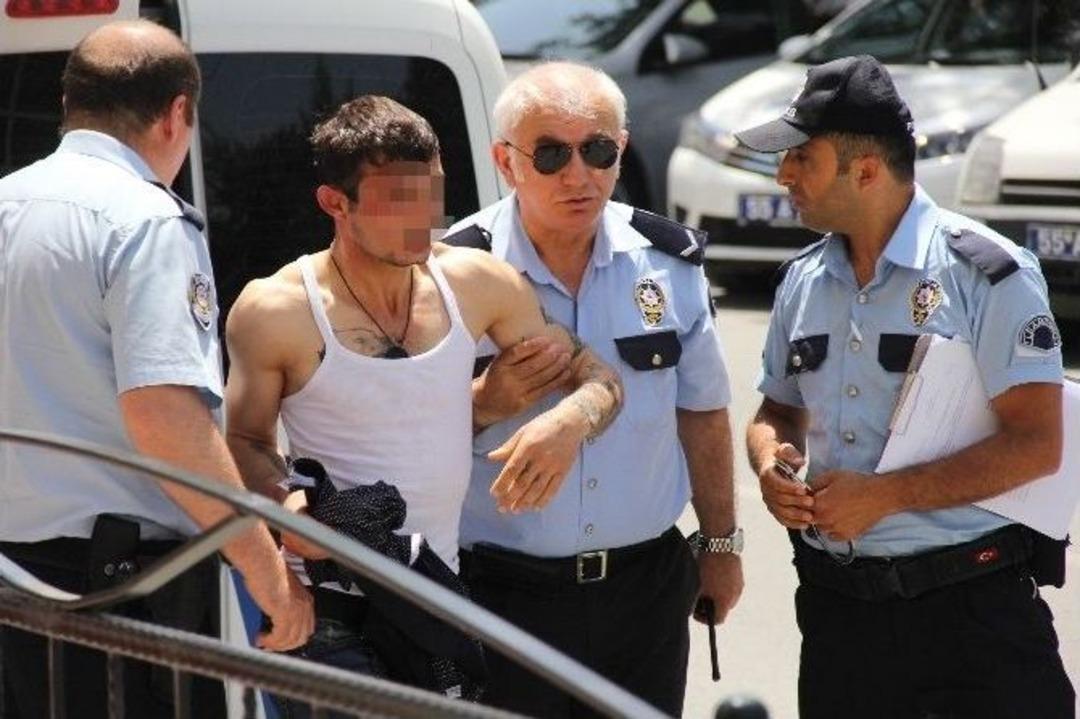 Polisin Elinden Ka&ccedil;an Genci Vatandaşın Tekmesi Yakalattı