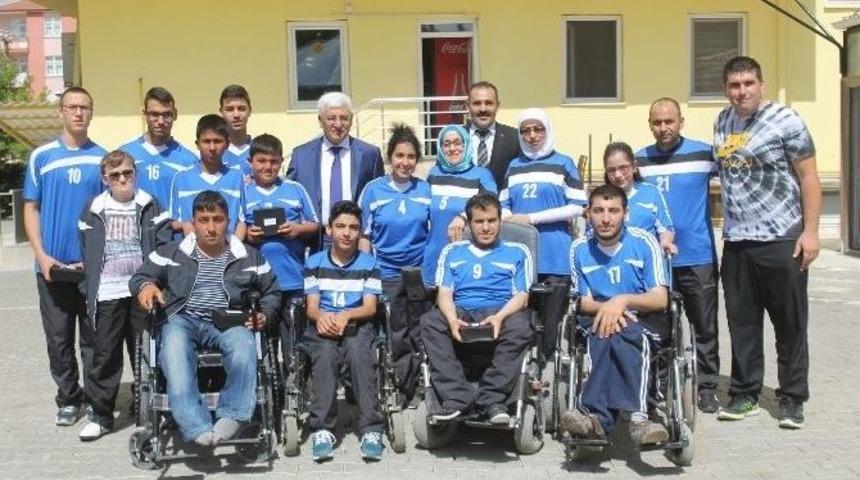 Karaman&rsquo;da Başarılı Sporcular &Ouml;d&uuml;llendirildi