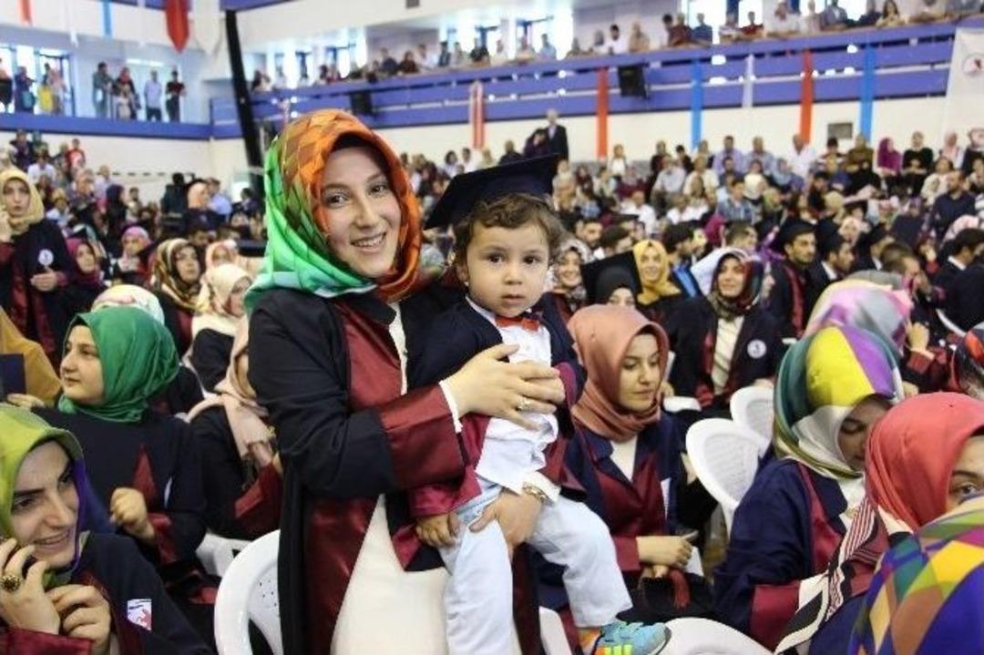 Om&uuml;&rsquo;l&uuml; &Ouml;ğrenciler Mezuniyet T&ouml;renine &Ccedil;ocuklarıyla Katıldı