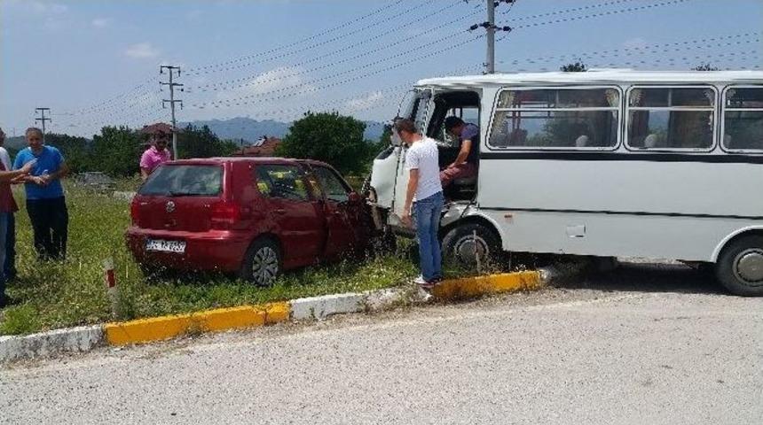 D&uuml;zce&rsquo;de Minib&uuml;s İle Otomobilin Karıştığı Kaza Ucuz Atlatıldı