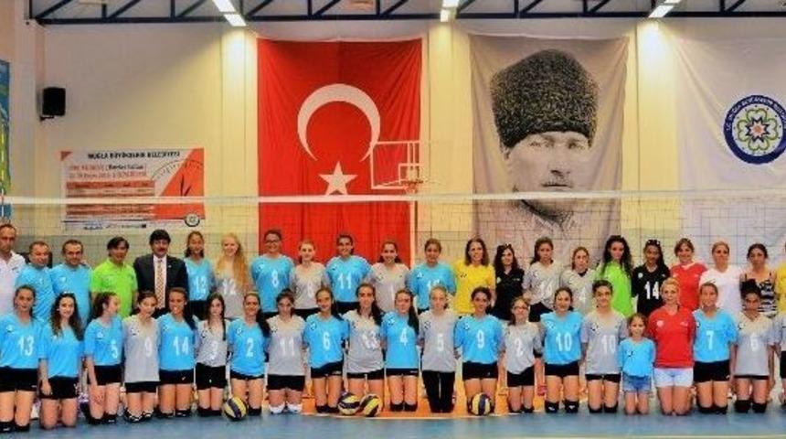 B&uuml;y&uuml;kşehir&rsquo;den Voleybol Dostluk Ma&ccedil;ı
