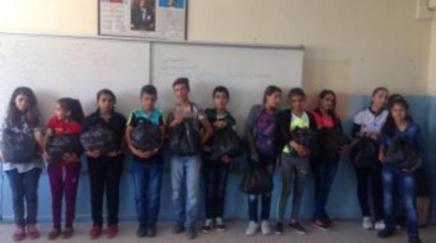 &Ouml;ğretmen Ve &Ouml;ğrencilerden &Ouml;rnek Davranış