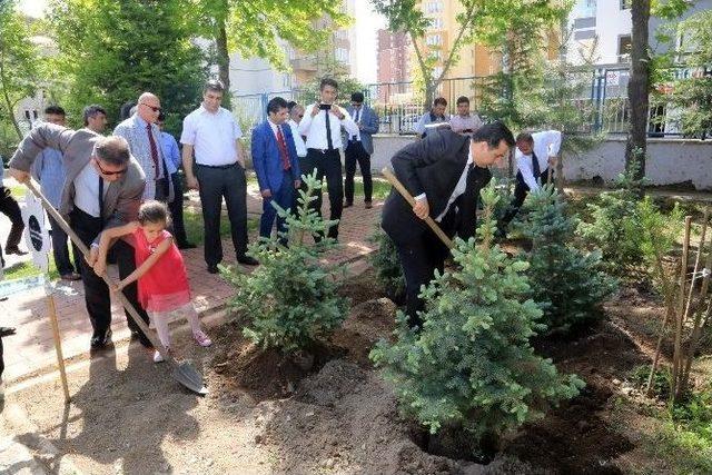 Minikler Büyüklere Çevre Bilinci Aşıladı