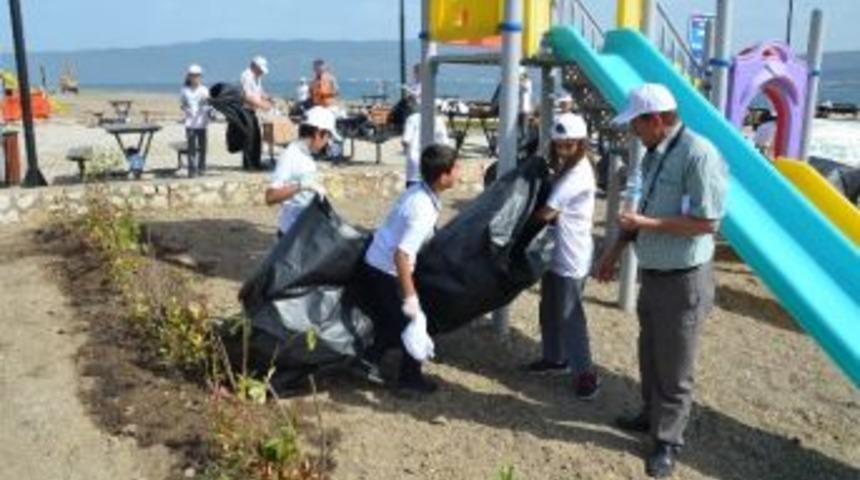 &Ouml;ğrenciler Sahilleri Temizledi
