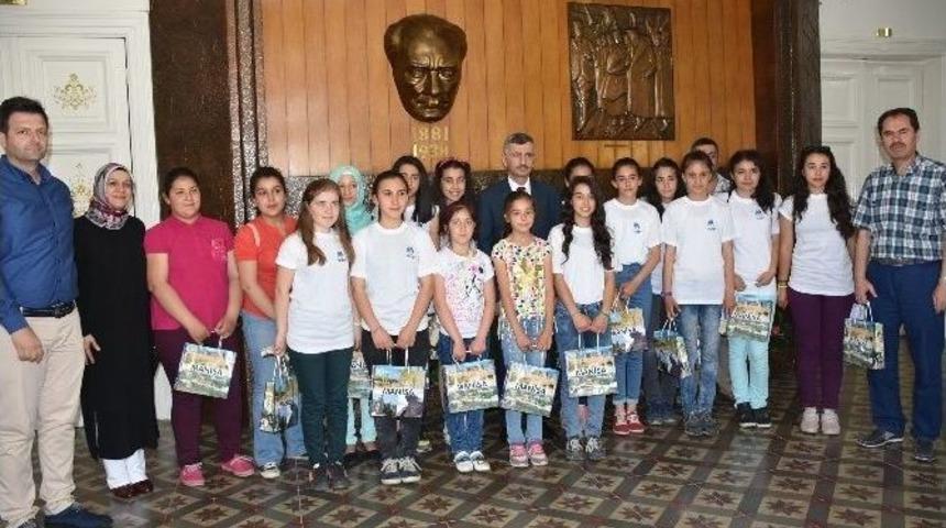 K&uuml;&ccedil;&uuml;k Zehra Mektup Yazdı, Arkadaşlarını Vali Bektaş Ağırladı