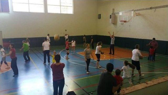 Aydınlı Gençler Aileleriyle Spor Yapıyor