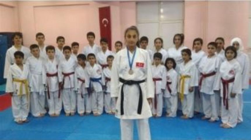 Fatma Uygur, Karatede Birinciliği Son Anda Ka&ccedil;ırdı