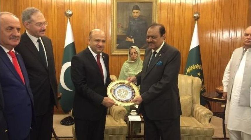Milli Savunma Bakanı Işık Pakistan Cumhurbaşkanı H&uuml;seyin İle Bir Araya Geldi