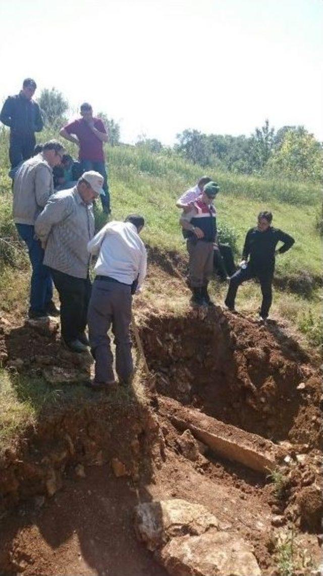 Bizans Dönemine Ait Mezar Taşı, Kazıyla Ortaya Çıkarıldı