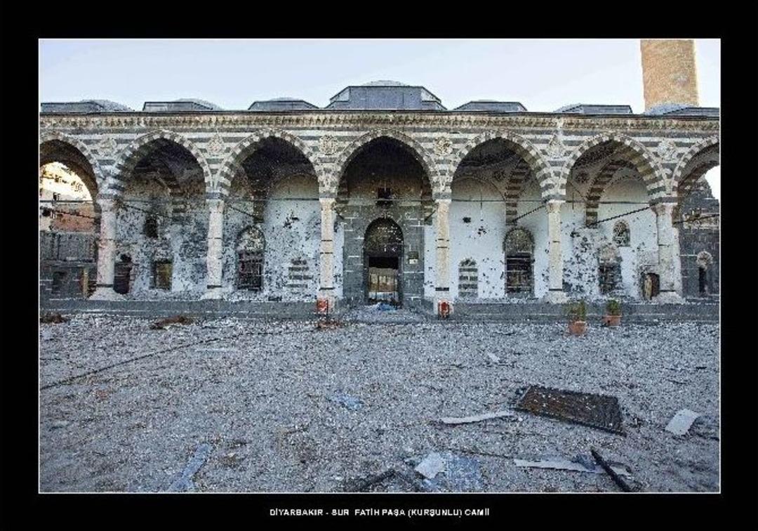 Ter&ouml;r&uuml;n Tahrip Ettiği Camilerin Fotoğrafları Sergilendi