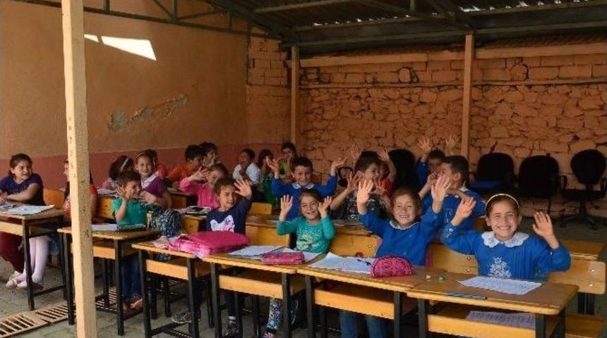 Uedaş Orhaneli Akalan Köyüne Kütüphane Kuruyor