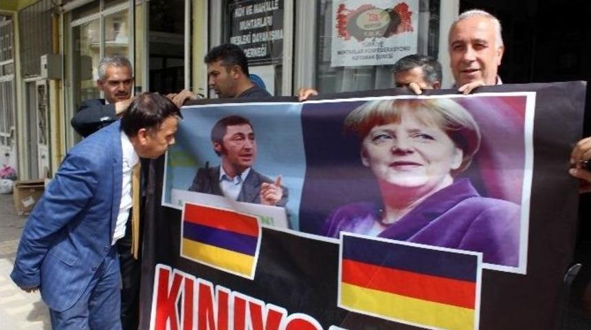 Adıyaman&rsquo;da Muhtarlar, Merkel Ve &Ouml;zdemir&rsquo;in Afişlerini Yaktı