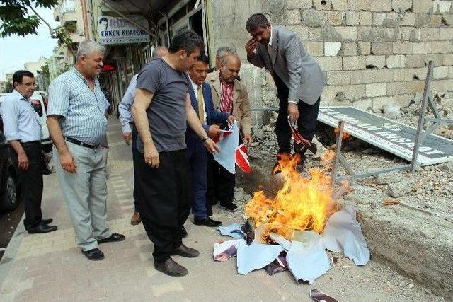 Adıyaman’da Muhtarlar, Merkel Ve Özdemir’in Afişlerini Yaktı