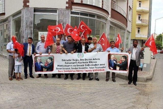 Adıyaman’da Muhtarlar, Merkel Ve Özdemir’in Afişlerini Yaktı